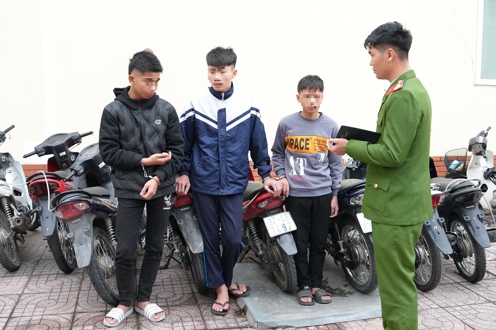 Ba đối tượng T.H.M.N.; N.D.H. và T.A.L. tại Cơ quan Công an 