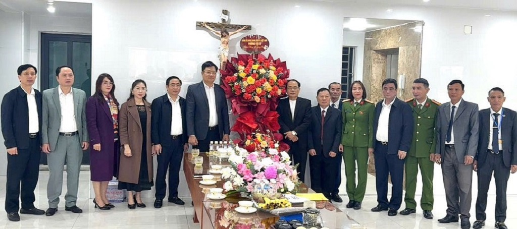 Đại diện Lãnh đạo phường và Công an phường thăm hỏi, chúng mừng giáng sinh tại Giáo xứ Cửa Lò