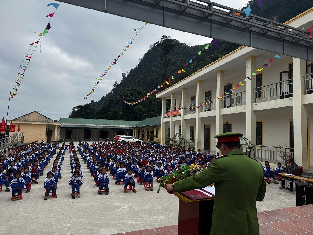  Công an xã Nậm Cắn Truyền đạt nội dung tuyên truyền