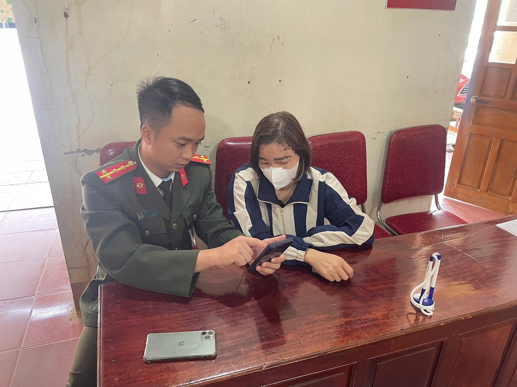 Công an xã Kim Bảng kiên trì giải thích để em N. không bị đối tượng lừa đảo chuyển tiền qua mạng