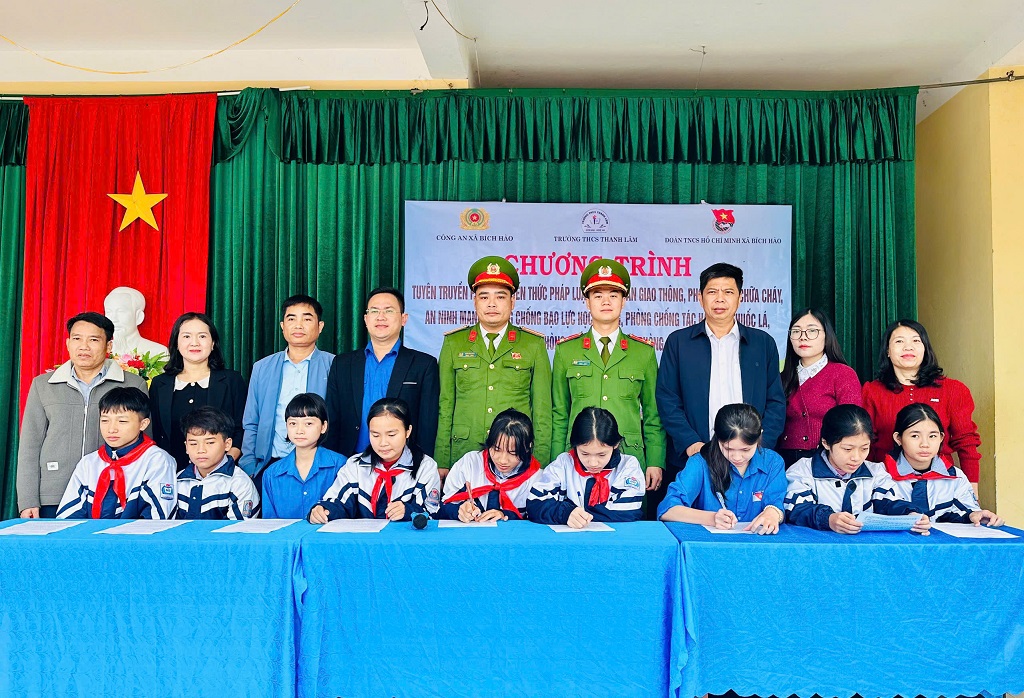 Học sinh ký cam kết chấp hành nghiêm  quy định của pháp luật