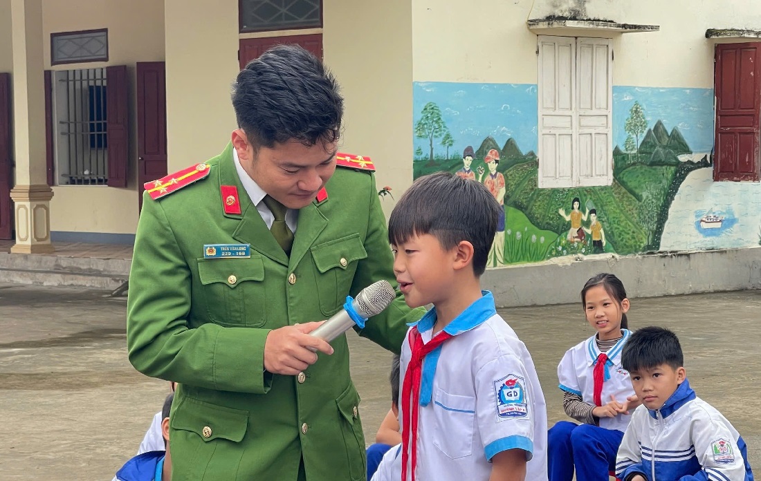 Học sinh trả lời câu hỏi về an toàn giao thông