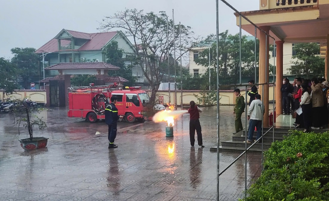 Cảnh sát PCCC&CNCH hướng dẫn sử dụng bình chữa cháy
