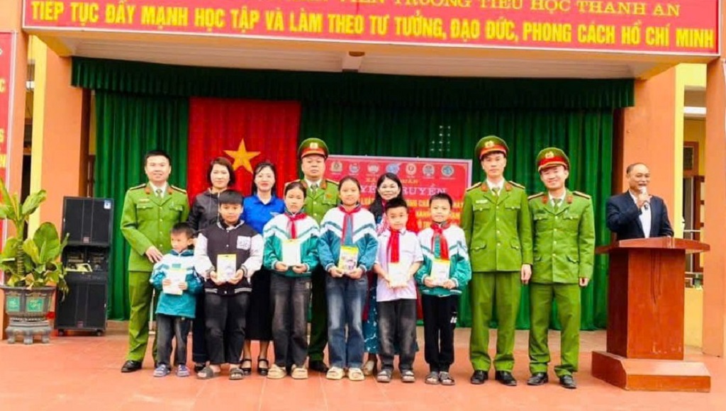 Trao quà tặng học sinh có hoàn cảnh khó khăn