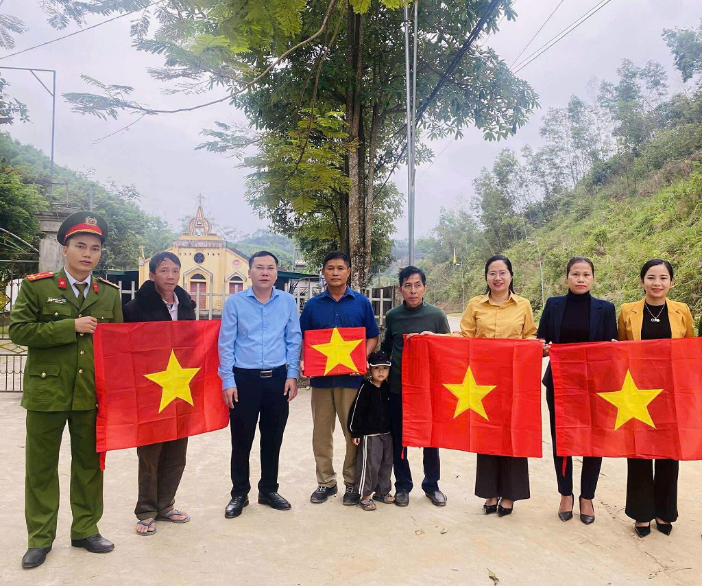 Công an xã Yên Xuân trao cờ cho bà con giáo dân