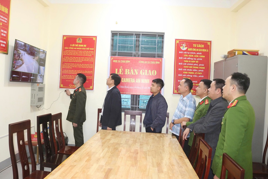 UBND xã Châu Bình và Công an xã Châu Bình bàn giao camera an ninh