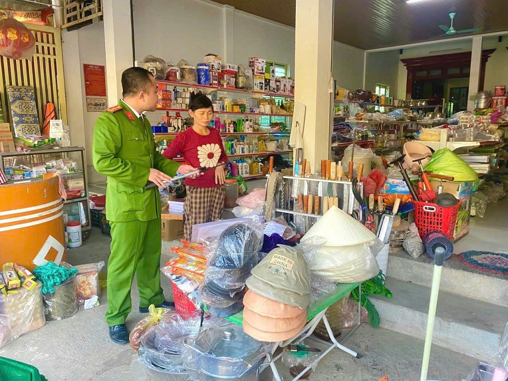 Công an xã kiểm tra, hướng dẫn người dân tại cơ sở kinh doanh