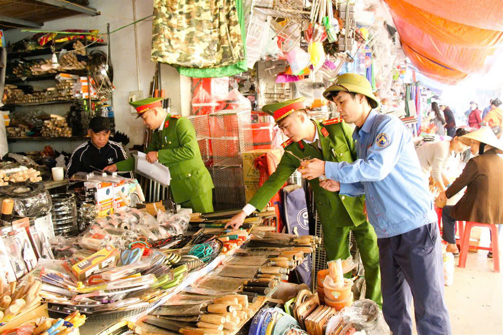 Công an xã kiểm tra tại cơ sở kinh doanh dao