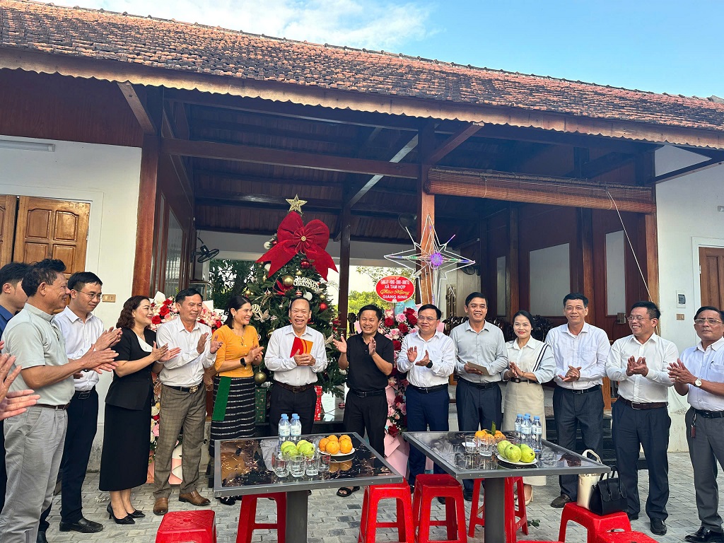 Công an xã chúc mừng Giáo xứ và bà con giáo dân nhân dịp Lễ Giáng sinh