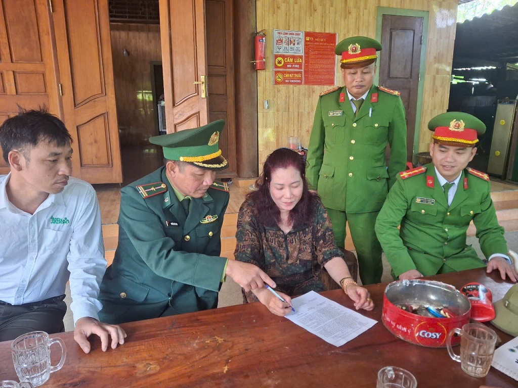 Công an xã phối hợp lực lượng chức năng tuyên truyền cho Nhân dân