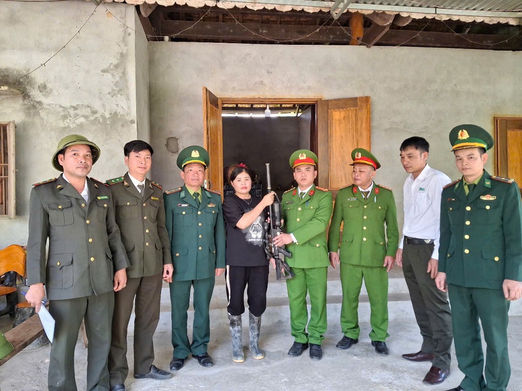 Công an xã vận động người dân tự nguyện giao nộp vũ khí phục vụ việc săn bắn