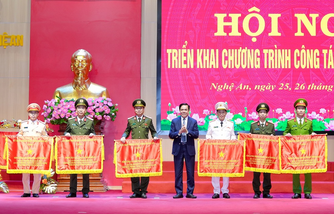 Đồng chí Võ Trọng Hải, Chủ tịch UBND tỉnh trao Cờ thi đua của UBND tỉnh cho 06 tập thể