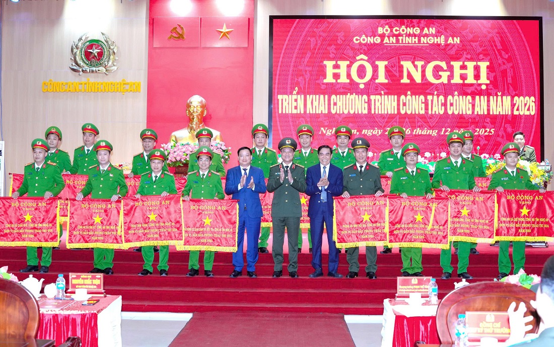 Các đồng chí Lãnh đạo Bộ Công an và tỉnh Nghệ An trao Cờ thi đua của Bộ Công an cho 17 tập thể