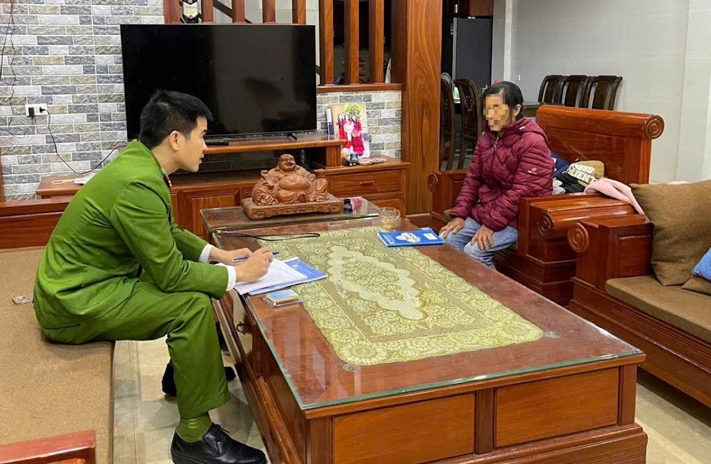 Công an phường Vinh Hưng giải thích để bà H. biết về thủ đoạn lừa đảo chuyển tiền qua mạng