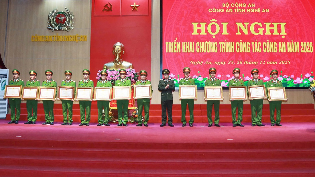 Đồng chí Thiếu tướng Đinh Việt Dũng, Ủy viên Ban Thường vụ Tỉnh ủy, Bí thư Đảng ủy, Giám đốc Công an tỉnh trao Bằng khen của Thủ tướng Chính phủ cho các cá nhân