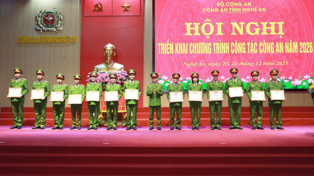 Đồng chí Thượng tá Phạm Thành Long, Phó Giám đốc Công an tỉnh trao danh hiệu “Đơn vị Quyết thắng” cho các tập thể