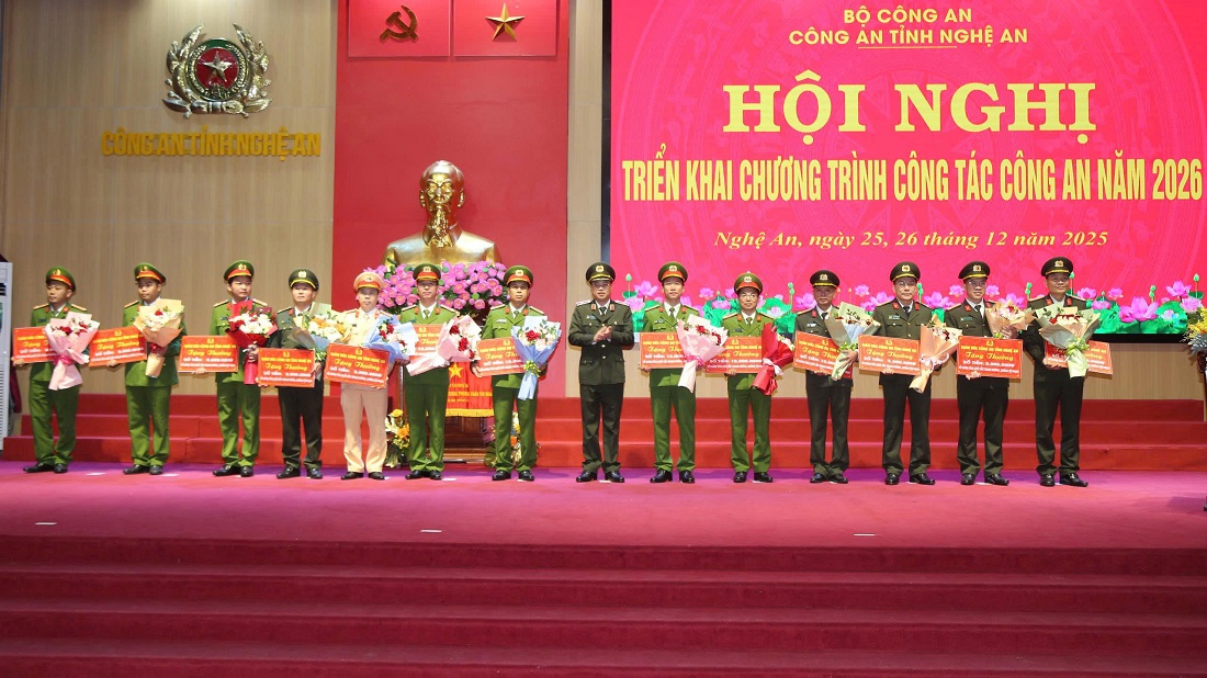 Đồng chí Thiếu tướng Đinh Việt Dũng, Ủy viên Ban Thường vụ Tỉnh ủy, Bí thư Đảng ủy, Giám đốc Công an tỉnh khen thưởng các tập thể đạt thành tích xuất sắc trong đợt cao điểm