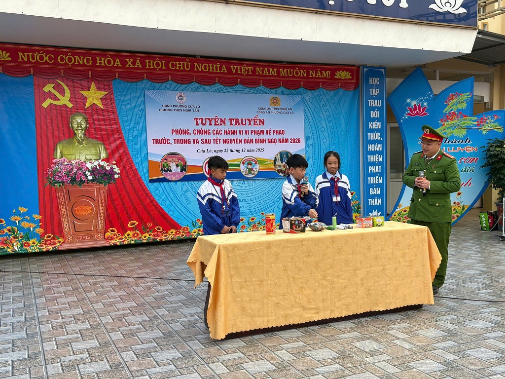Công an phường Cửa Lò tuyên truyền với hình thức đa dạng, phong phú