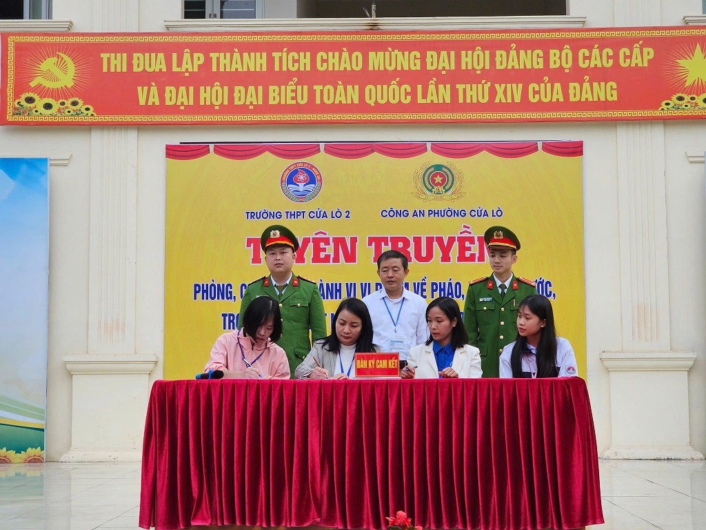 Đại diện Ban Giám hiệu nhà trường cùng giáo viên, nhân viên và học sinh ký cam kết chấp hành nghiêm quy định của pháp luật