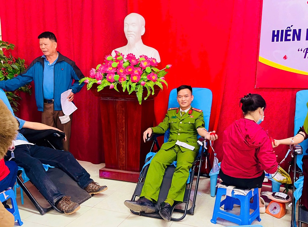  Cán bộ, chiến sĩ Công an xã Chiêu Lưu tham gia hiến máu tình nguyện