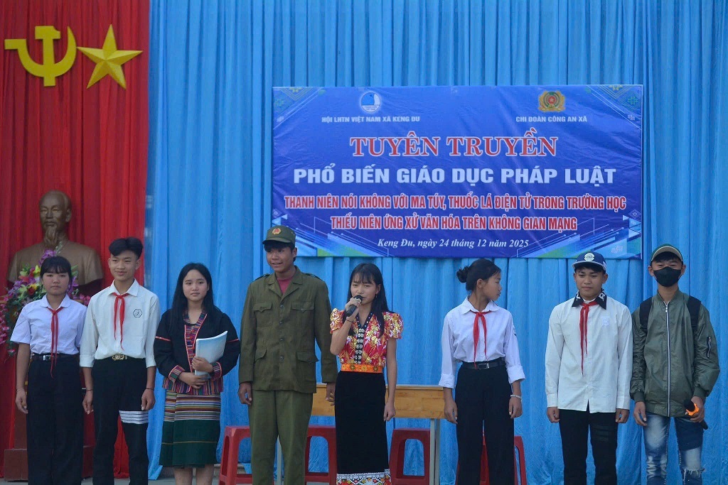 Học sinh Trường PTDTBT THCS Keng Đu diễn tiểu phẩm tuyên truyền phòng, chống ma túy, thuốc lá điện tử