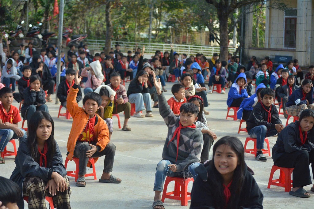 Học sinh sôi nổi trả lời câu hỏi tìm hiểu về pháp luật tại chương trình