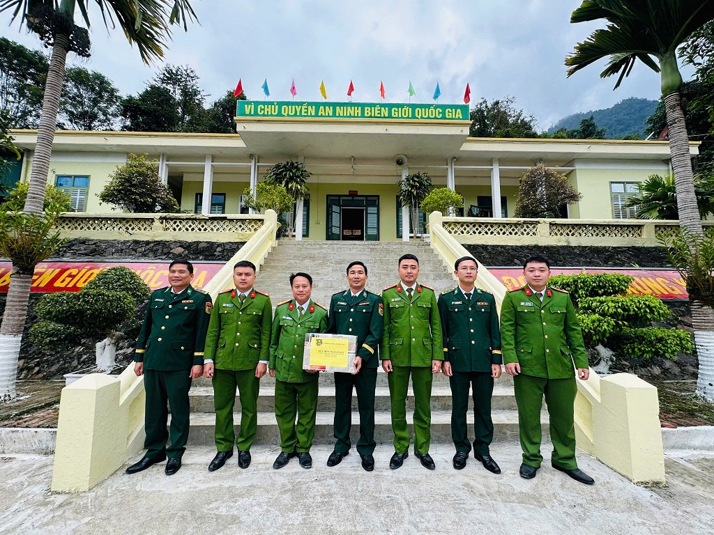 Công an xã thăm, tặng quà Đồn Biên Phòng Na Loi 
