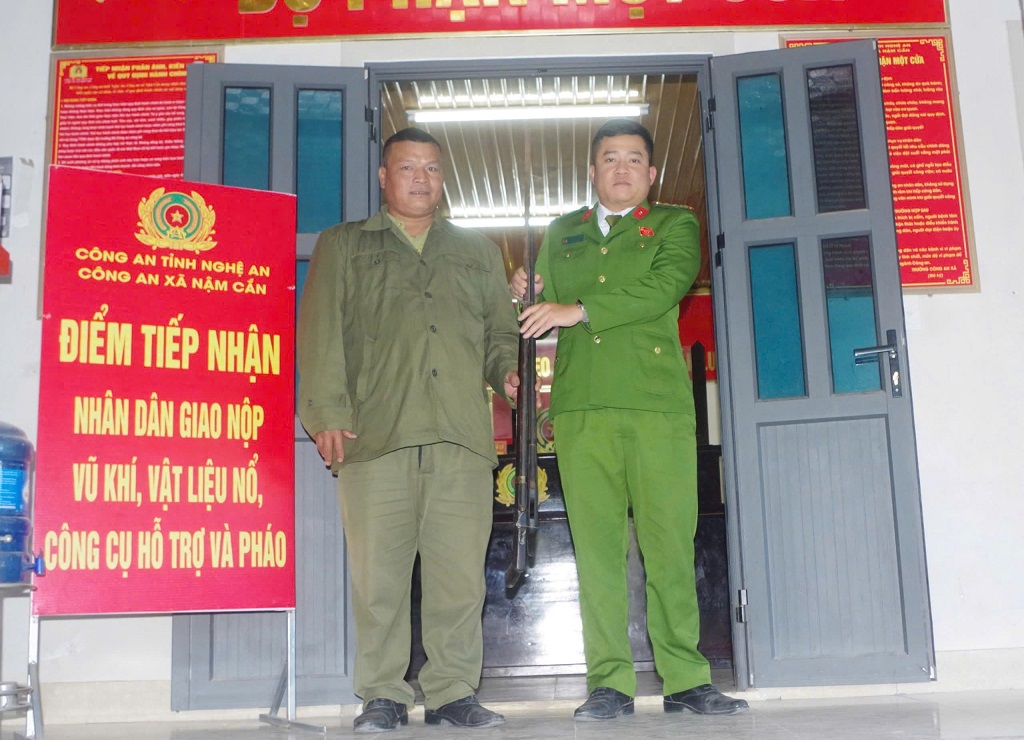 Người dân tự nguyện giao nộp súng tự chế