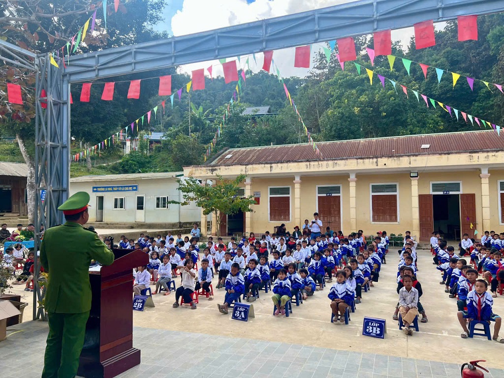 Công an xã Hữu Kiệm tuyên truyền, phổ biến pháp luật cho giáo viên, học sinh