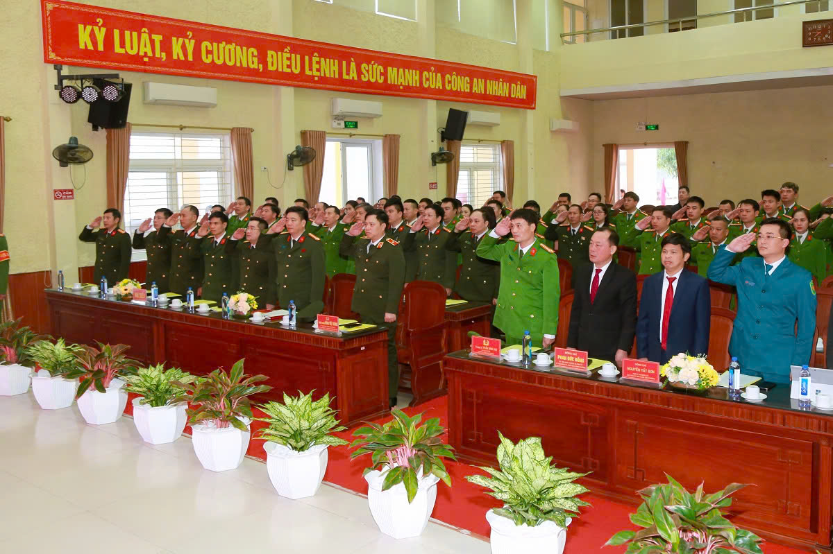Các đại biểu tham dự thực hiện nghi lễ Chào cờ
