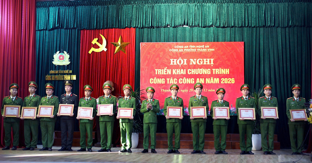 Đồng chí Đại tá Nguyễn Duy Thanh, Ủy viên Ban Thường vụ Đảng ủy, Phó Giám đốc Công an tỉnh trao danh hiệu “Chiến sĩ thi đua cơ sở” cho 27 cá nhân Đồng chí Đại tá Nguyễn Duy Thanh, Ủy viên Ban Thường vụ Đảng ủy, Phó Giám đốc Công an tỉnh trao danh hiệu “Chiến sĩ thi đua cơ sở” cho 27 cá nhân