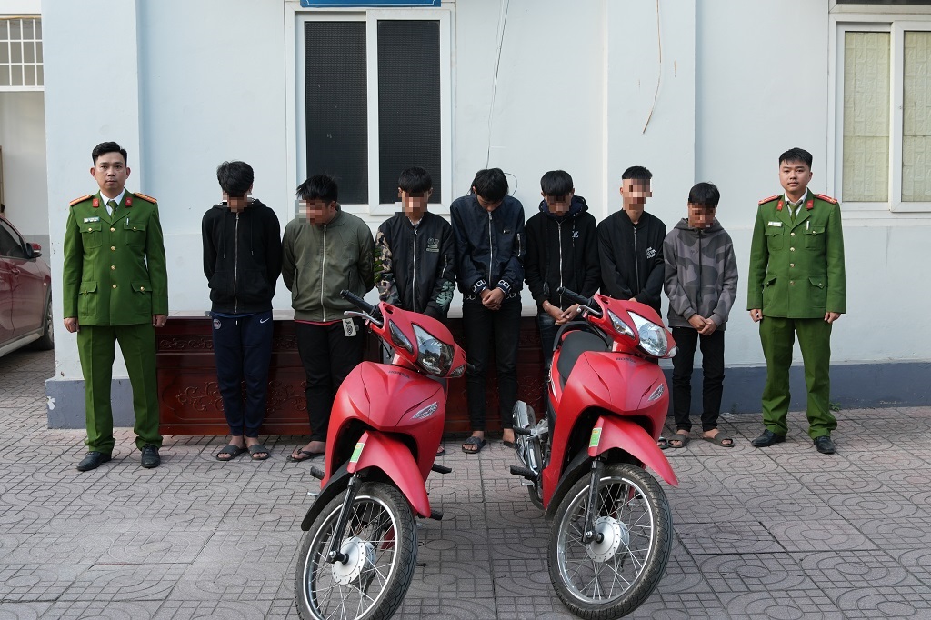 N.H.T., T.A.T. và N.A.T. (từ trái sang) cùng tang vật tại Cơ quan Công an