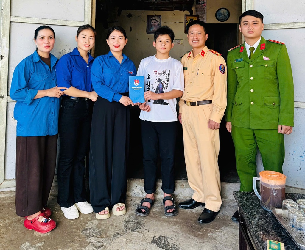 Công an xã Nghĩa Đàn và Tổ Cảnh sát giao thông Nghĩa Đàn tặng quà hộ giáo dân có hoàn cảnh khó khăn