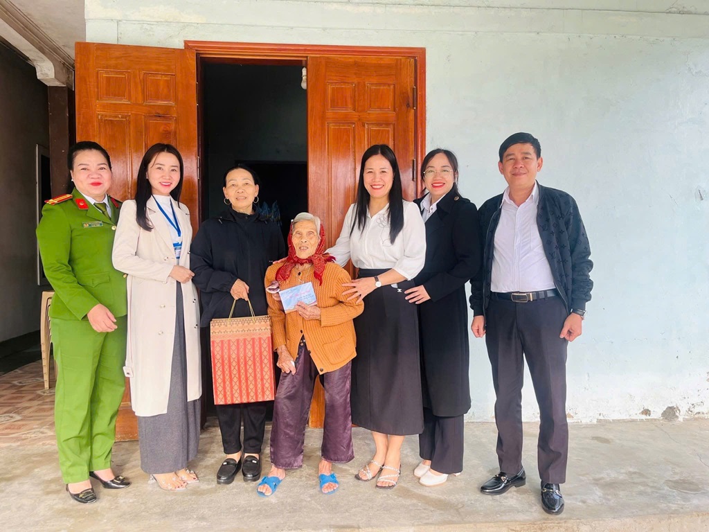 Công an xã Nghĩa Đàn tặng quà hộ nghèo, gia đình chính sách