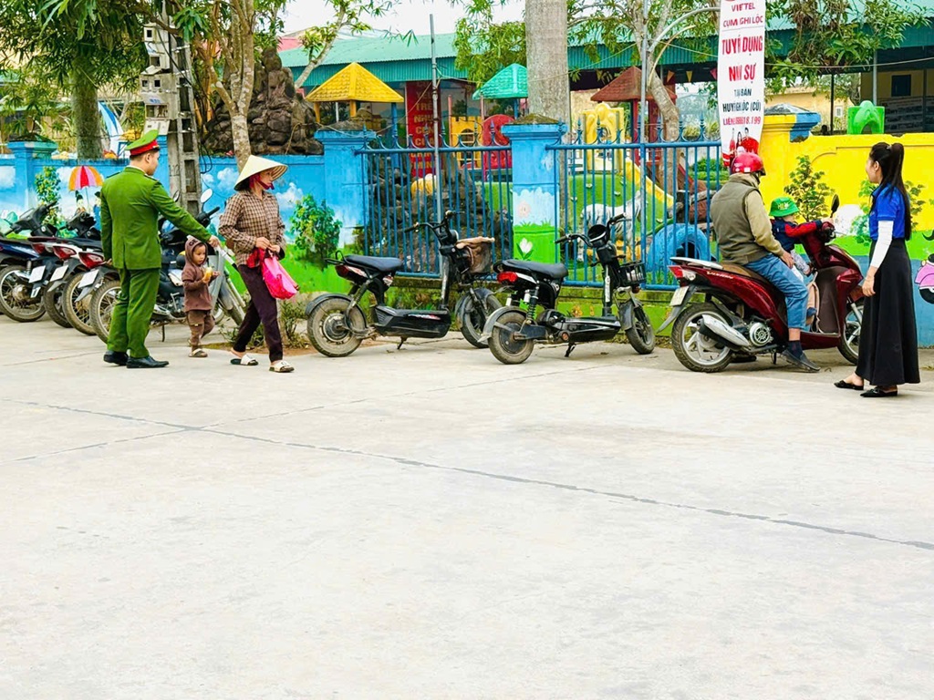 Công an xã Văn Kiều hướng dẫn phụ huynh đón trả trẻ đúng nơi quy định