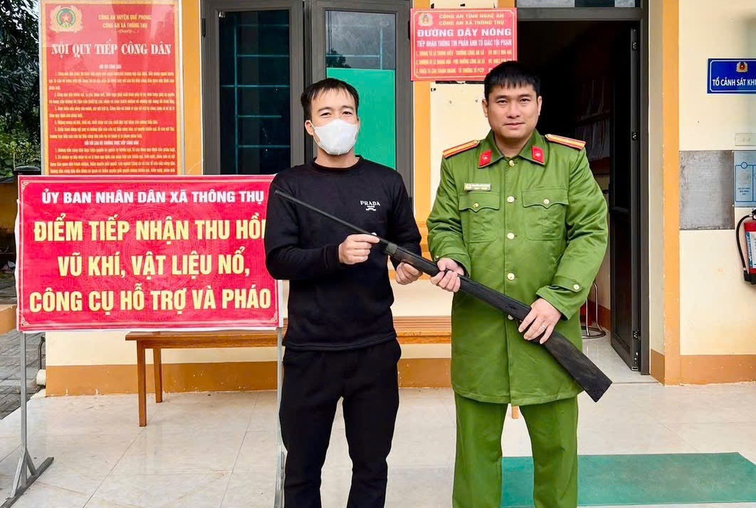 Người dân tự nguyện giao nộp vũ khí cho lực lượng Công an