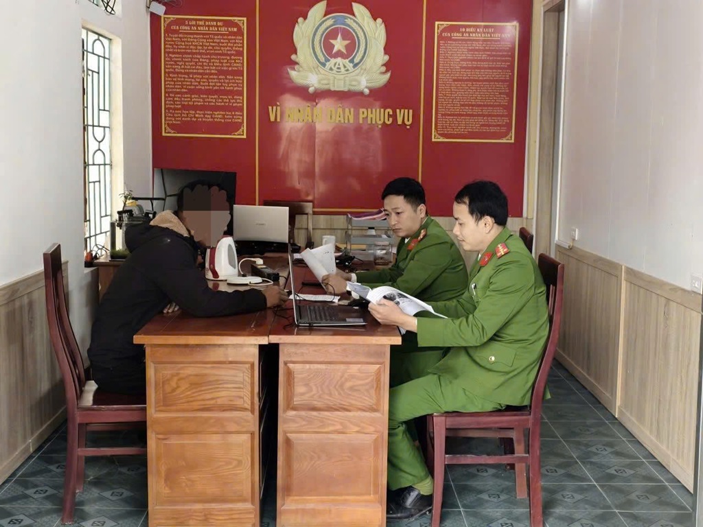Công an xã Phúc Lộc làm việc với N.V.G	