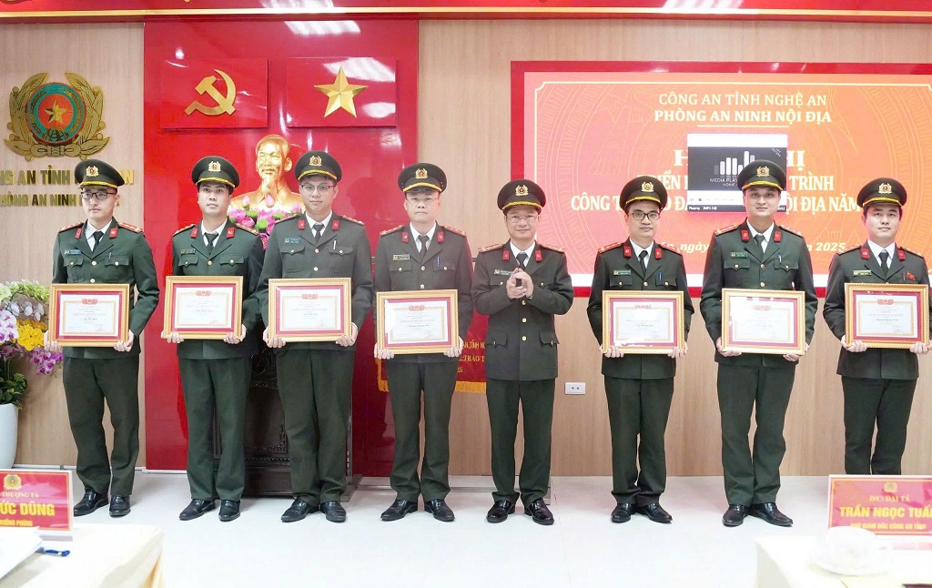 Đồng chí Đại tá Trần Ngọc Tuấn, Phó Giám đốc Công an tỉnh trao thưởng cho tập thể, cá nhân đạt thành tích xuất sắc