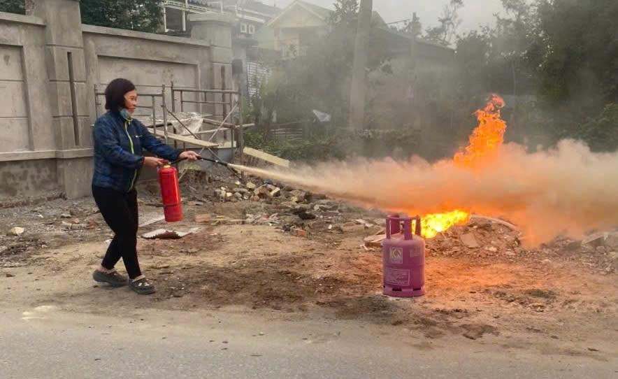 Người dân được hướng dẫn sử dụng bình chữa cháy