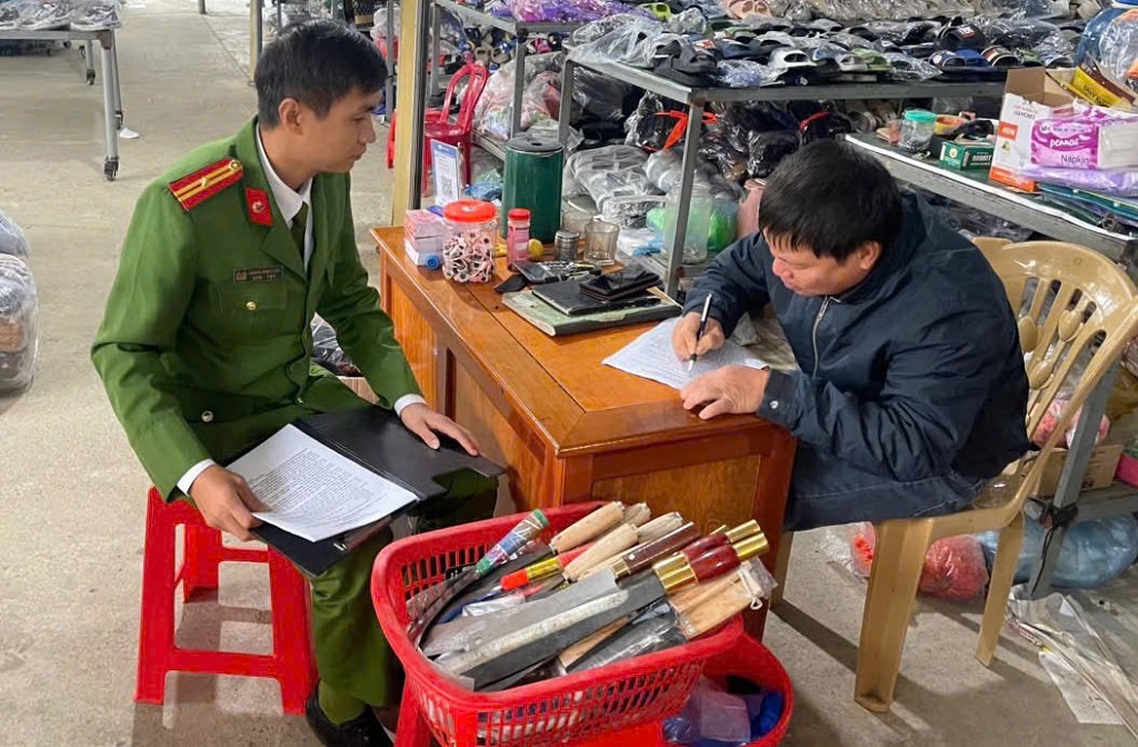 Tổ chức ký cam kết  chấp hành quy định về kinh doanh dao có tính sát thương cao