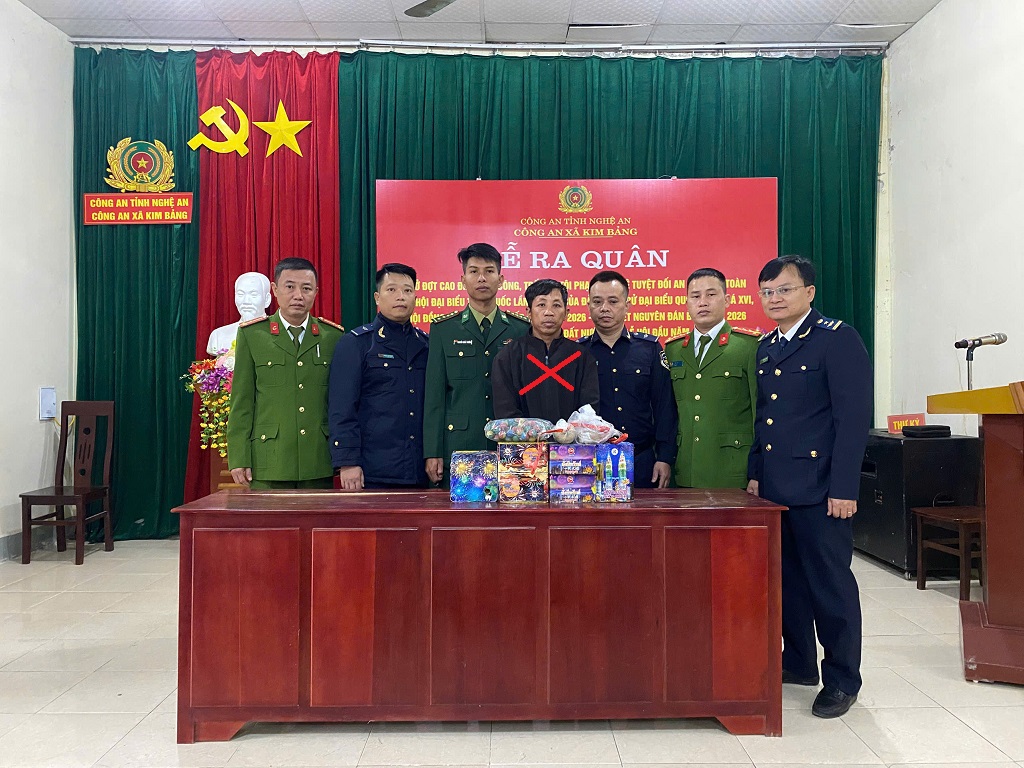 Đối tượng Trần Đình Chương (X) cùng tang vật