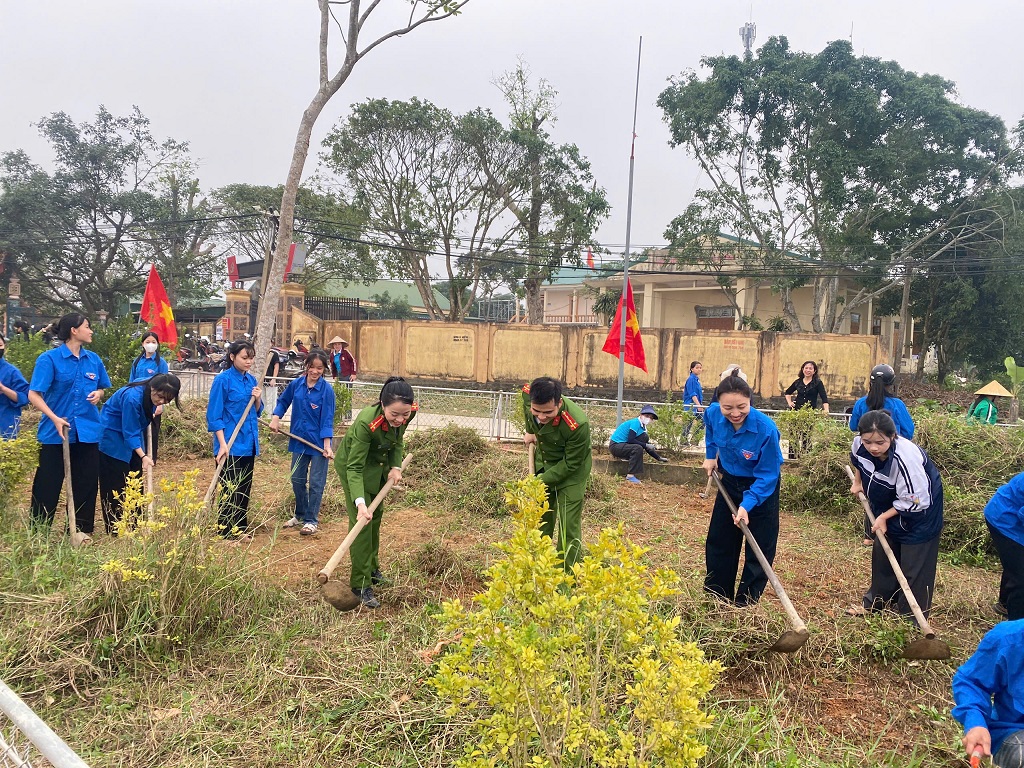 Công an xã Kim Bảng phối hợp cùng Hội Phụ nữ và Đoàn Thanh niên xã tổ chức chương trình “Ngày chủ nhật xanh”
