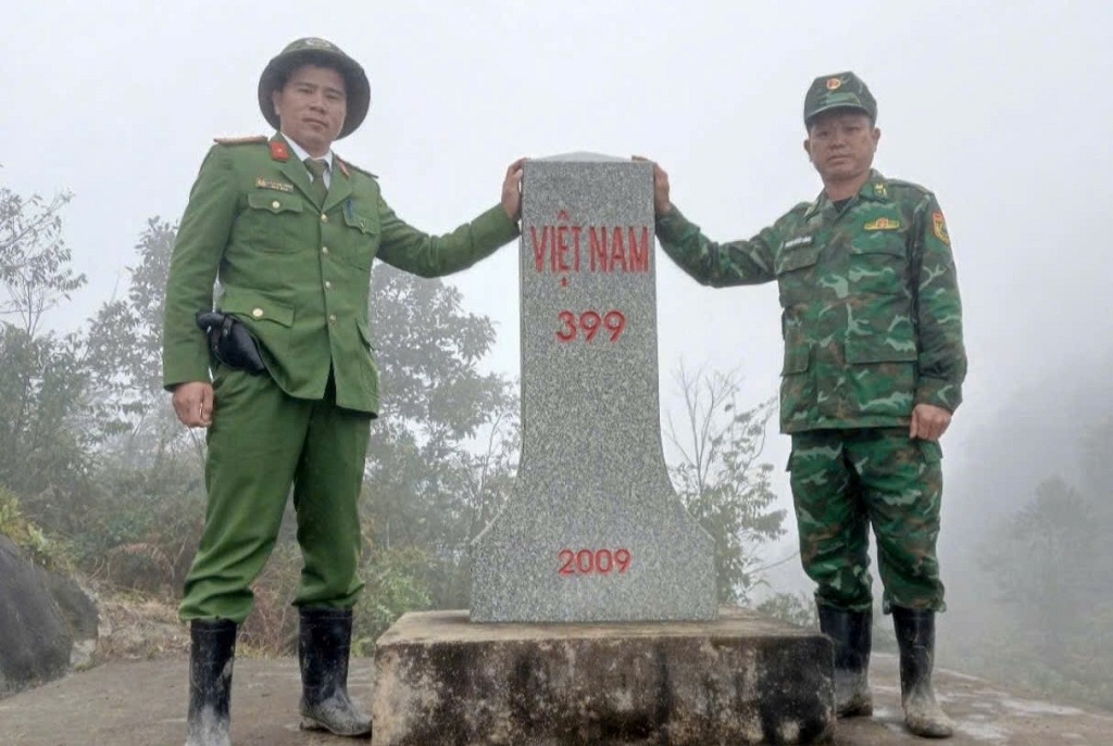 Công an xã Na Loi phối hợp với lực lượng chức năng tuần tra, kiểm tra cột mốc biên giới 