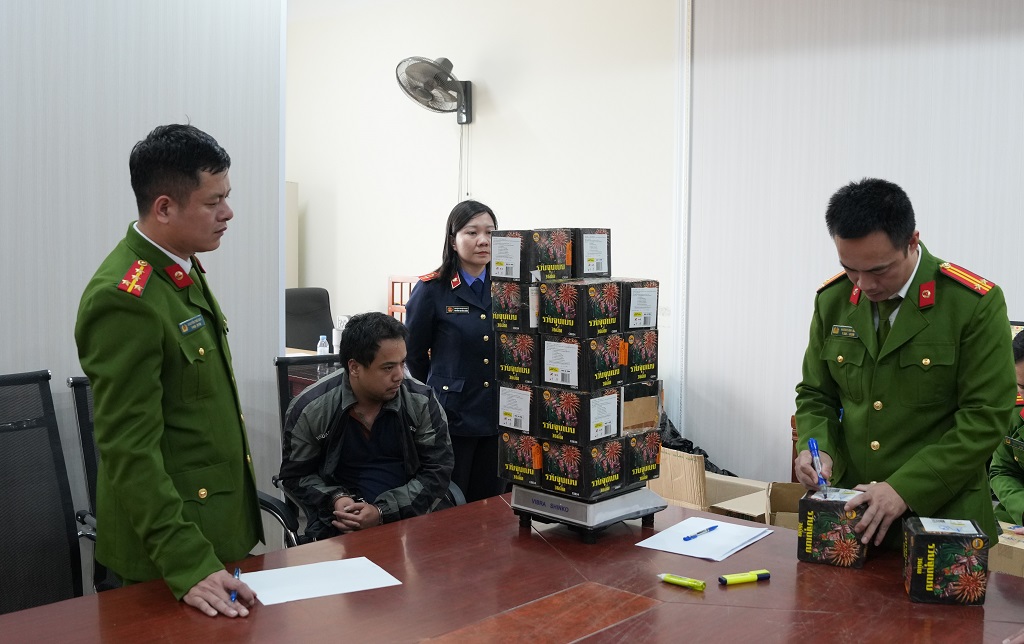 Lực lượng chức năng tiến hành cân xác định trọng lượng và lấy mẫu tang vật để giám định  