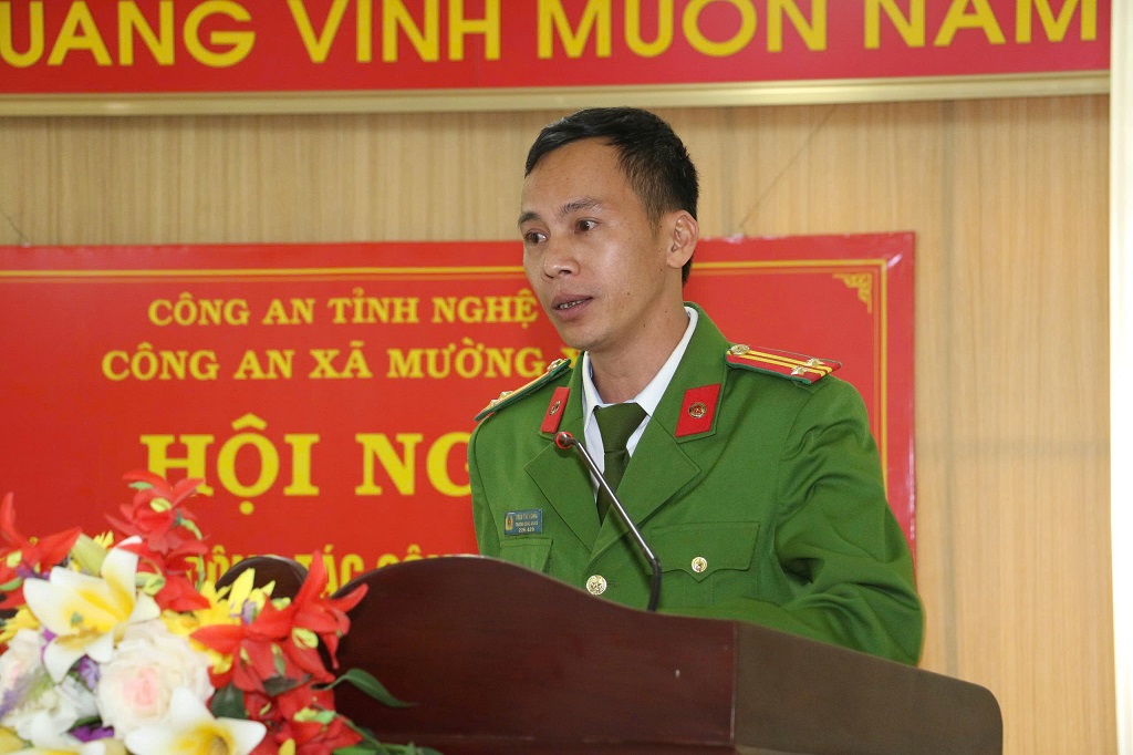 Đồng chí Trung tá Trần Thế Nghĩa, Trưởng Công an xã Mường Xén phát biểu tại Hội nghị