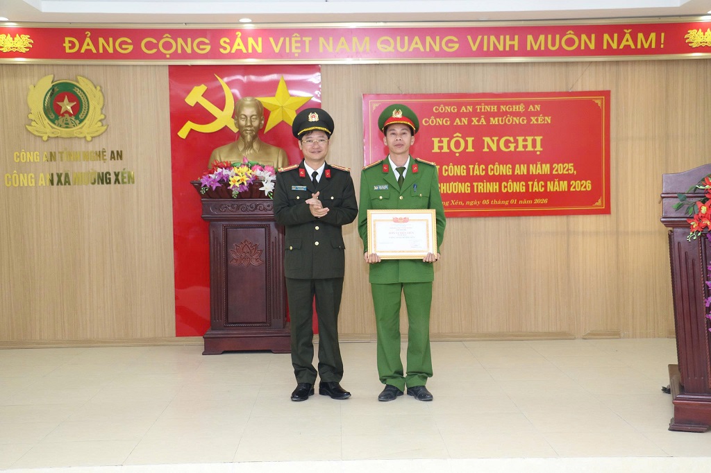 Trao danh hiệu “Đơn vị tiên tiến” tặng Công an xã