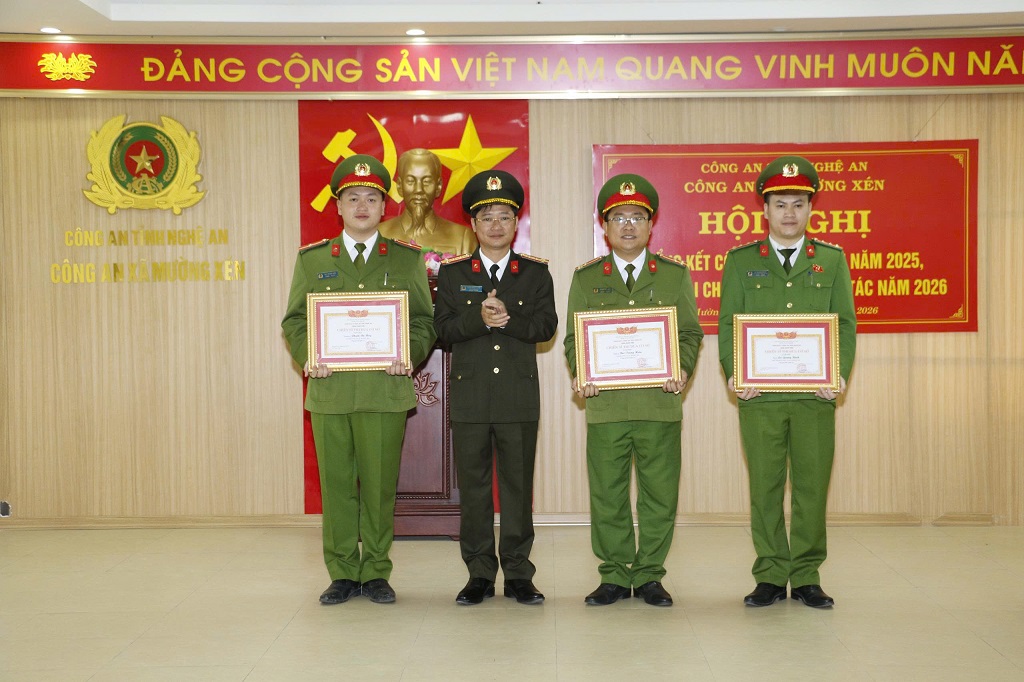 Trao tặng danh hiệu chiến sĩ thi đua cơ sở