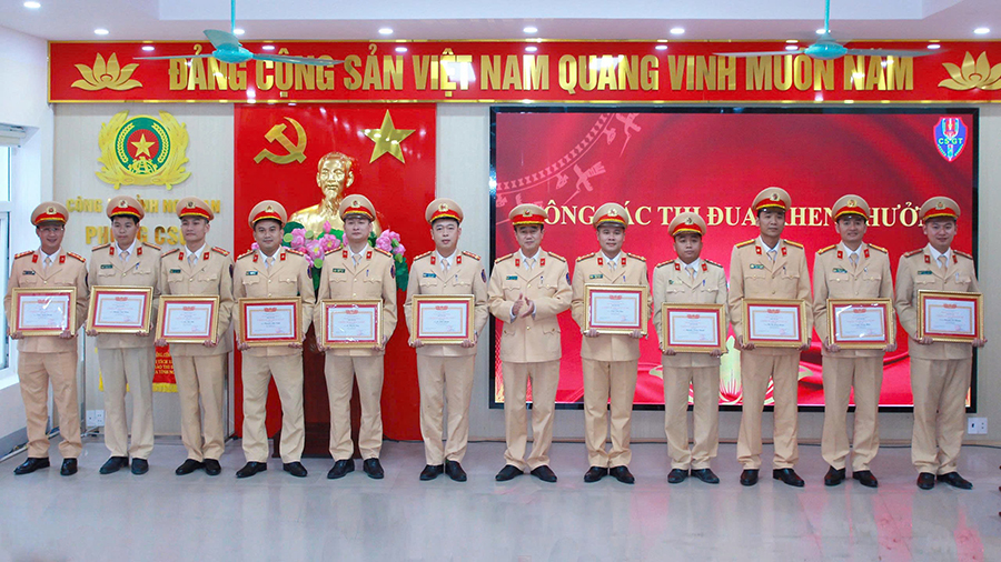 Lãnh đạo Phòng CSGT trao danh hiệu