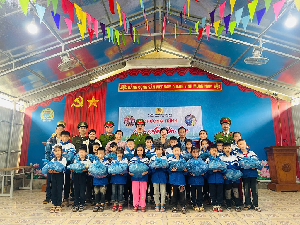 Công an xã trao 61 suất quà tặng các em học sinh