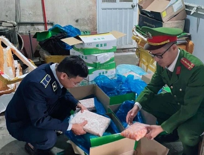 Lực lượng chức năng kiểm tra lô hàng nội tạng động vật không rõ nguồn gốc